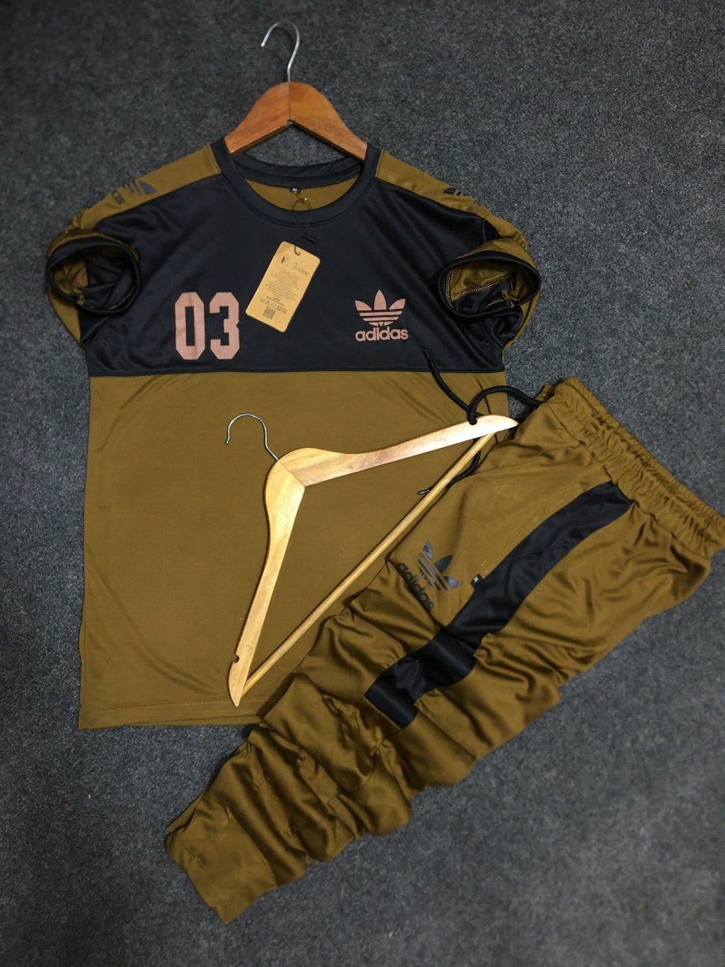 Men’s Two-Tone Tracksuit Set – Round Neck Top & Jogger Pants